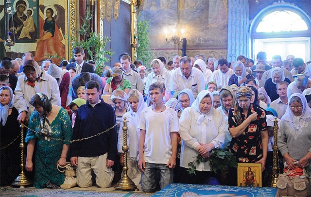 В разгар пандемии коронавируса: в Санкт-Петербурге устроили массовое целование мощей