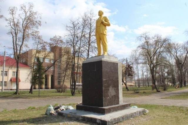 В Пензе решили «воздать должное вождю» и покрасили Ленина в золотой