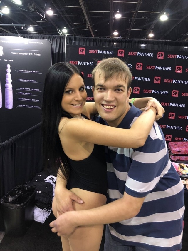 Porn Comicon: парень сфоткался со своими любимыми актрисами