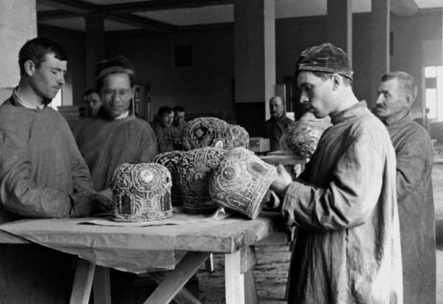 История СССР в головных уборах
