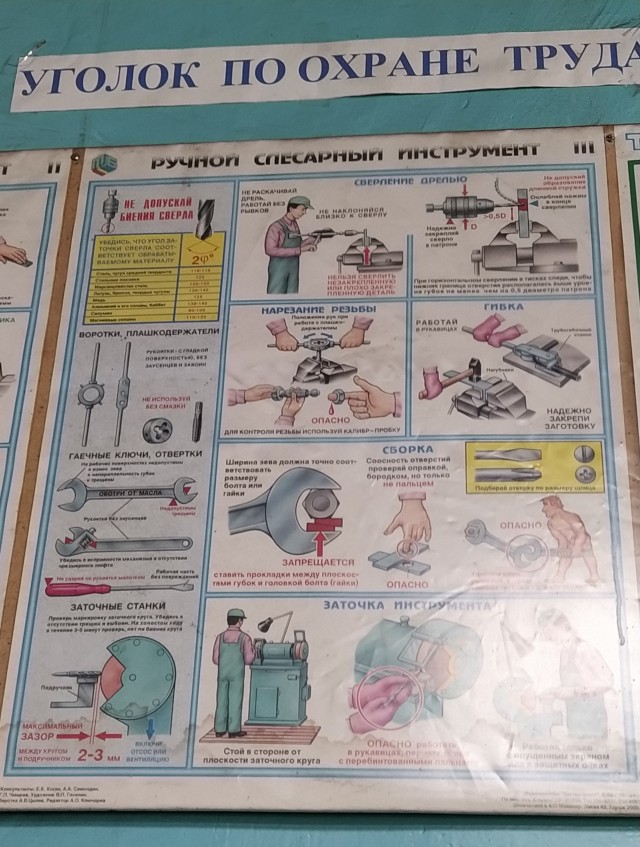 Какого х*я он голый?