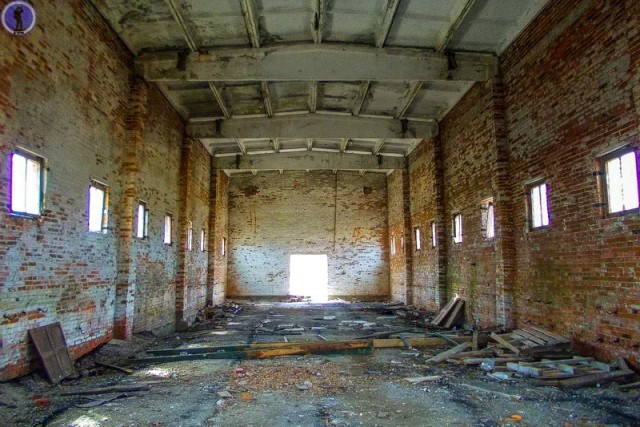 Заброшенный ракетный арсенал бывшего военного аэродрома "Кулон" в Переяславке