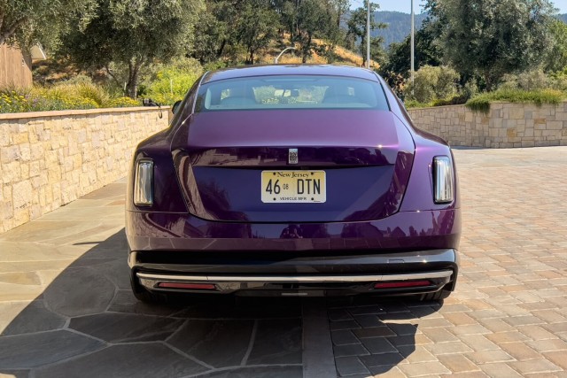 Каким получился Rolls-Royce Spectre. Первый электромобиль компании, который ждали 123 года