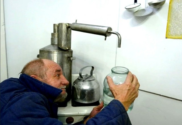 «Где-то 100 литров ушло». Священники с вертолёта окропили святой водой район в Калужской области