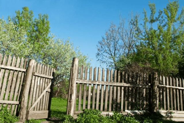 — Ты чего это здесь столб воткнул? Мне теперь разворачиваться неудобно! Новый забор и соседи