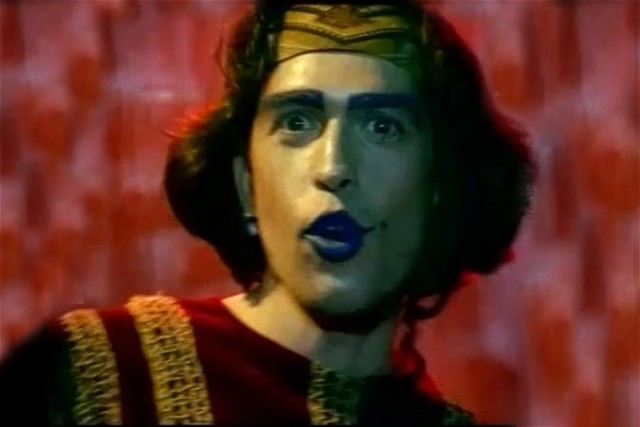 Вторую свело