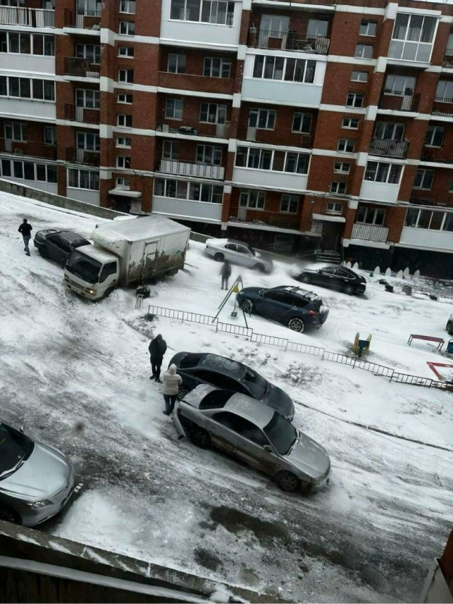 В Иркутске "неожиданно" скользко. Массовое ДТП.