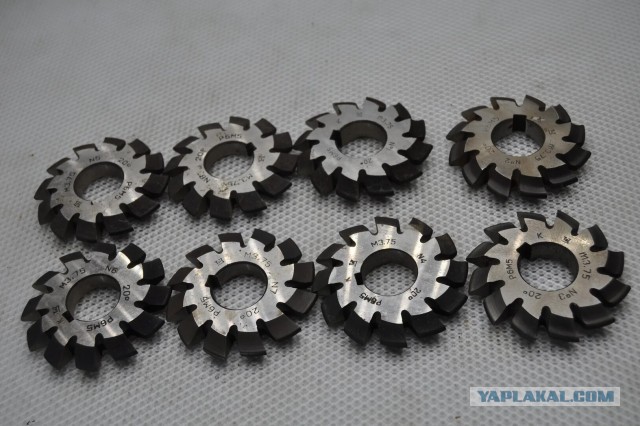 Видео наверное немножко ускоренно, но это электроэрозионная резка металла