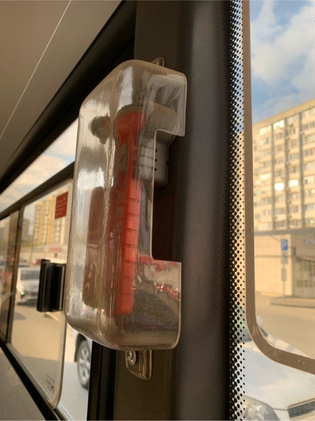 Город Краснодар. Аварийный молоток закрыт коробом.