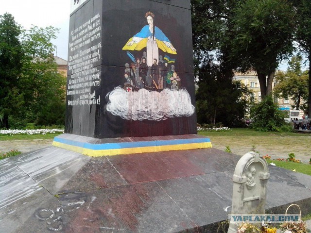 В Полтаве неизвестные закрасили граффити-мемориал