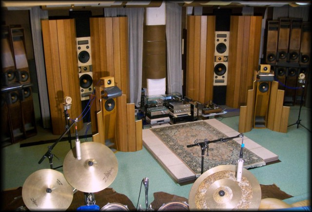 Пришел домой, подключил телефон к колонке...