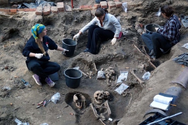 Археологические раскопки на средневековом кладбище