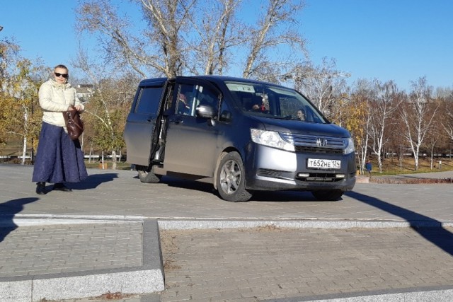 Очередное наглое хамство при парковке. Один уехал, другой встал. И конца этому нет