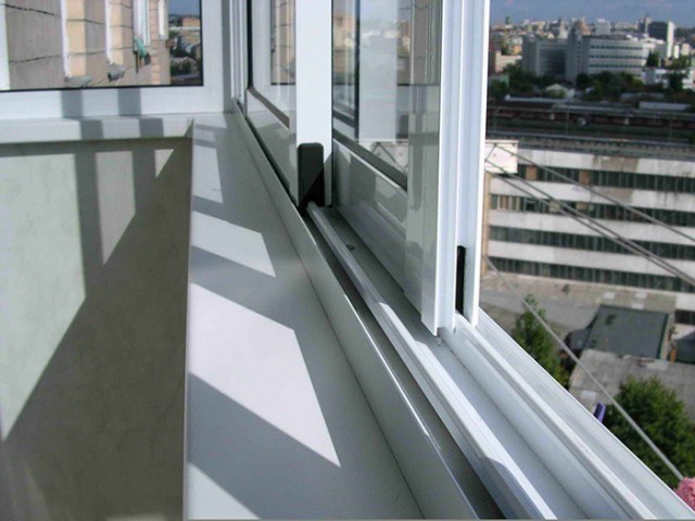 Мужчина чудом не погиб из-за упавшего с 14-го этажа окна в Воронеже