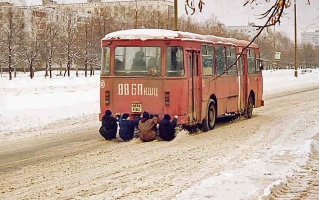 Биомусор громит автомобили и дорожные знаки в Некрасовке (Москва)