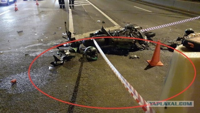 Два мотоциклиста разбились на Октябрьской набережной в Петербурге
