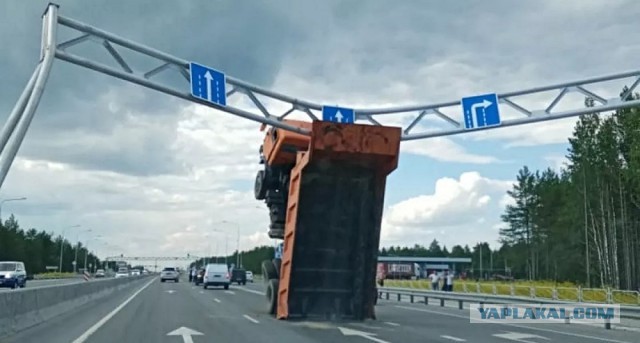 Под Кукуштаном в Пермском Крае надземный пешеходный переход обрушился на самосвал и «Газель». Оба водителя скончались