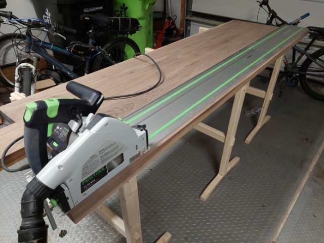 Письменный стол в традиционном стиле из массива ореха и клёна