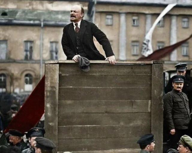 Необходимо полностью остановить выдачу паспортов мигрантам без русских корней.