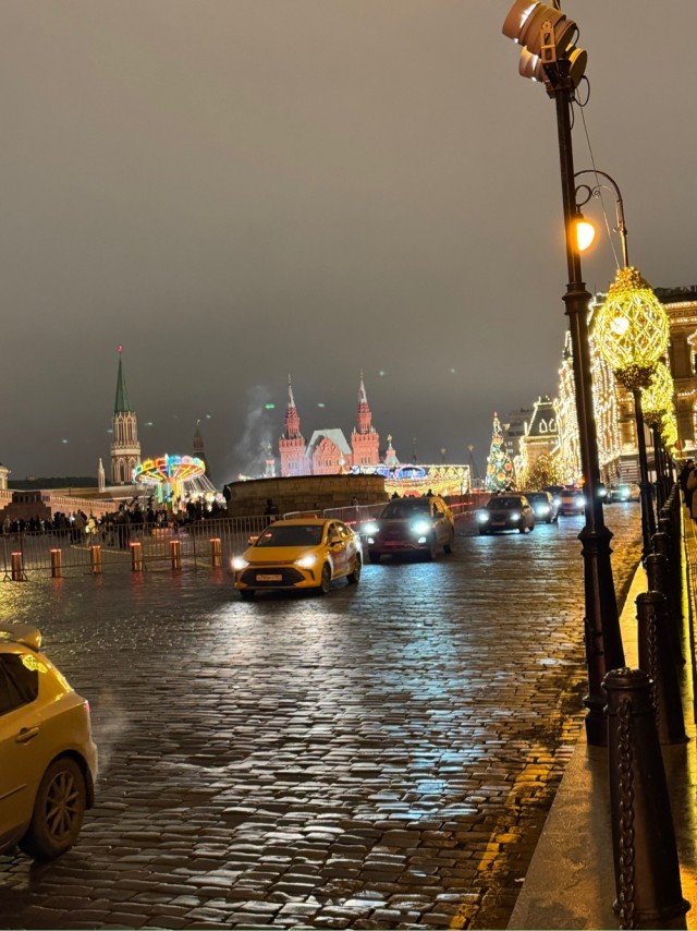 Метро опустело — в Москве последний день уходящего года.