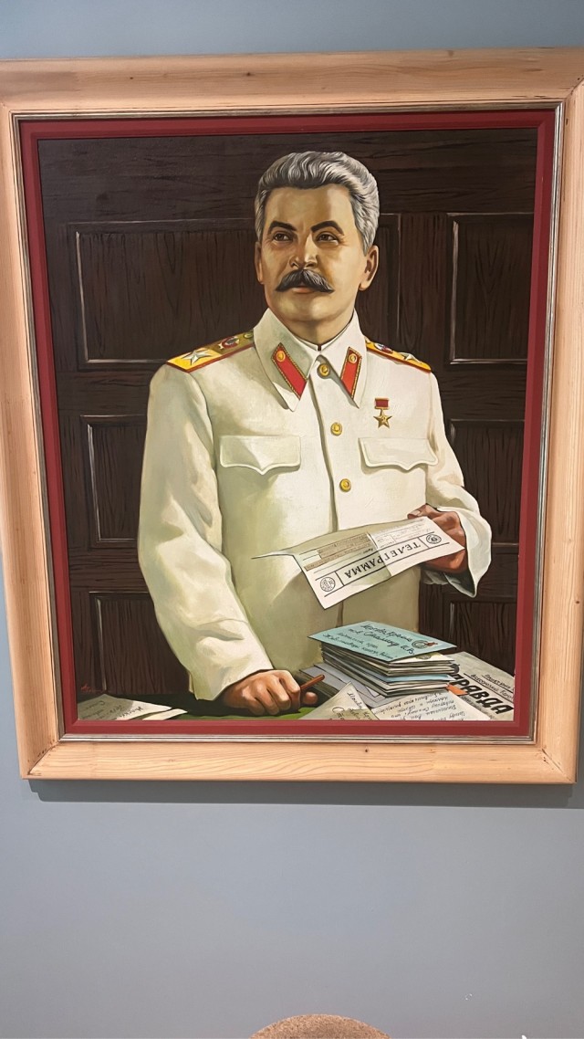 Как ни странно, но к восстановленному барельефу "диктатора" И.В.Сталина люди активно несут цветы