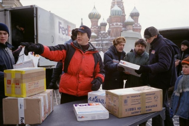 Экспресс-разгрузка грузовика FedEx в Мемфисе.