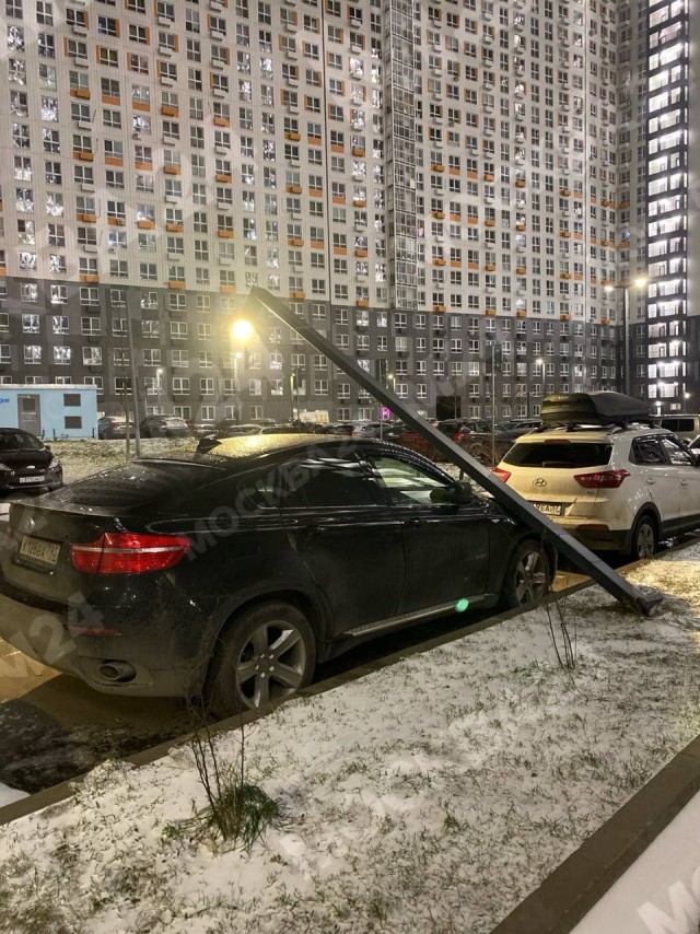 В Люберцах электрический столб упал на машину и оказался ничей