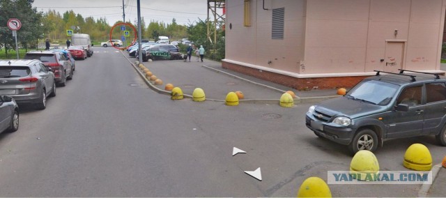 Водительницу Рено Сценик взбесило, что ее никто не пропускает по помехе справа на дворовой территории и она пошла на таран Фольксваген Поло.