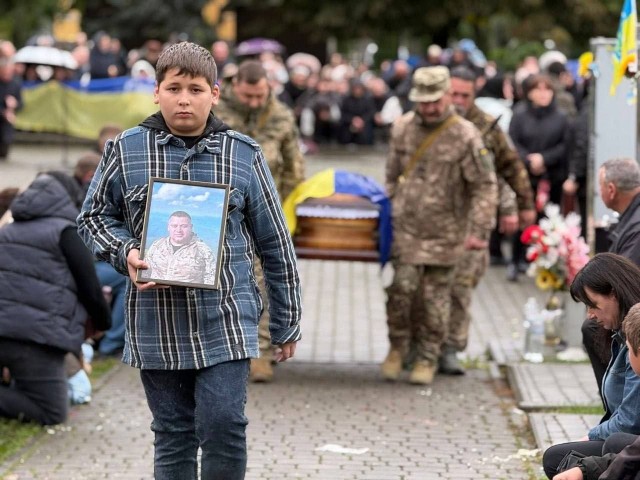 Украинский мальчик похоронил уже 8 отцов