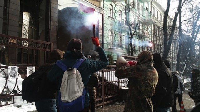 В Киеве прошла акция у белорусского посольства