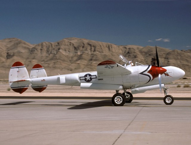 Многоцелевой истребитель P-38 «Lightning»