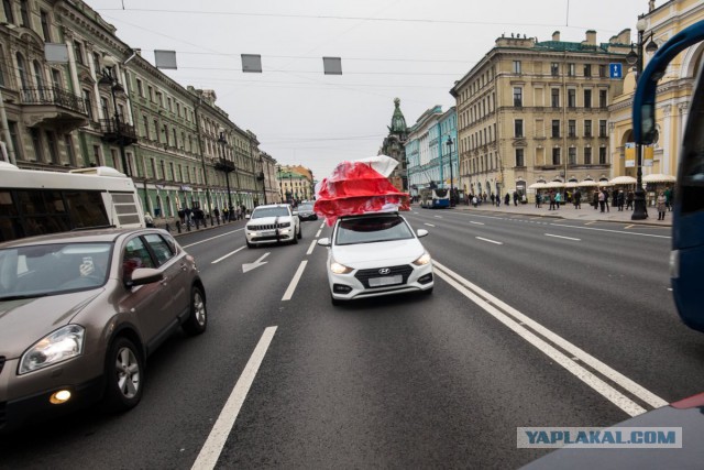 В день рождения Путина в Петербурге растянули баннер «Долгих лет тюрьмы». 4 задержаны