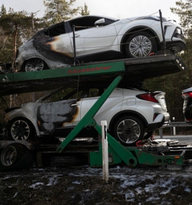 На шоссе Таллинн-Пярну загорелся автовоз, перевозивший машины Toyota и один люксовый Lexus