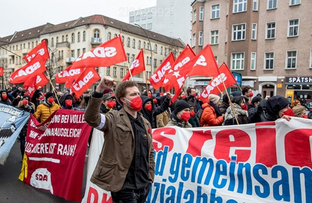 Тысячи людей вышли на традиционную демонстрацию левых сил в Берлине, чтобы почтить память основателей КПГ