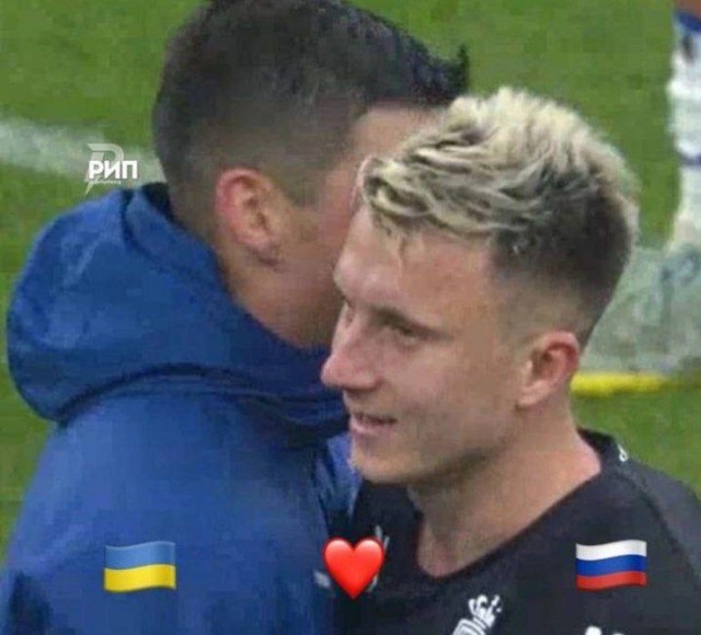 Украинский футболист Малиновский обнял российского игрока Головина