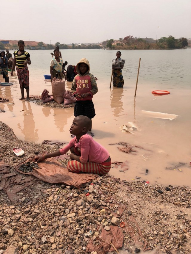 Откуда берутся iPhone и Tesla: Конголезские шахты, где детям платят $2 в день за добычу кобальта