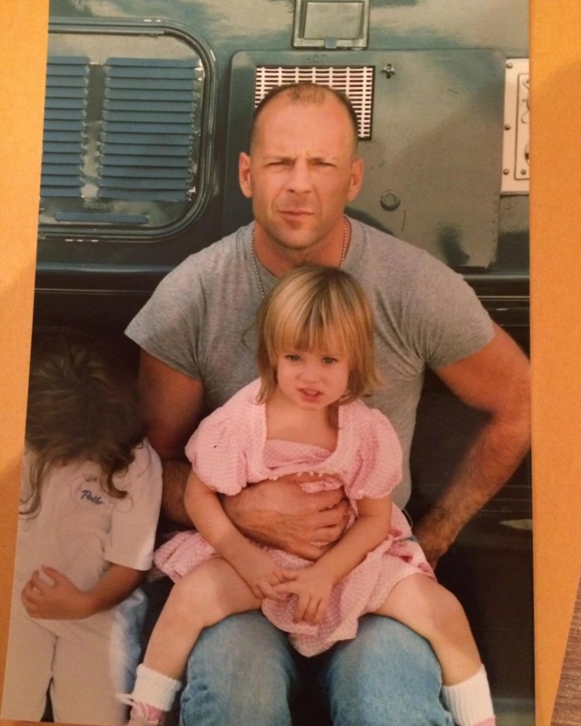 Дочь Брюса Уиллиса Скаут поделилась архивными фотографиями с папой