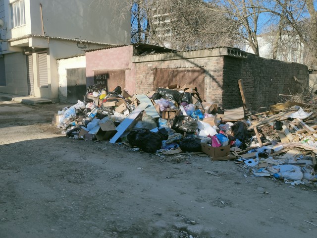 В Махачкале жители жалуются на «горы мусора» на улицах.