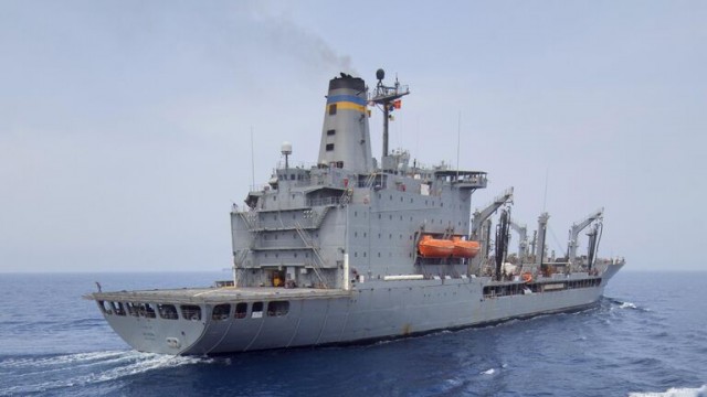 Танкер ВМС США столкнулся с объектом в Аравийском море