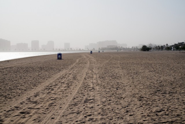 Тем временем в Дубае на пляже