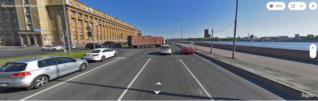 Много талантливых автолюбительниц за рулем повидал, и в жизни и в нете, но такую контузию...