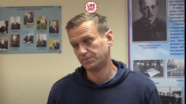 Суд над Навальным устроили прямо в отделе полиции. Адвоката уведомили об этом за несколько минут до заседания