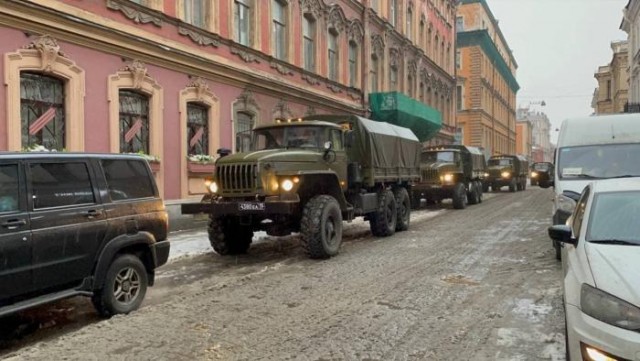 Жители Омска, Барнаула и Иркутска вышли "покормить голубей"