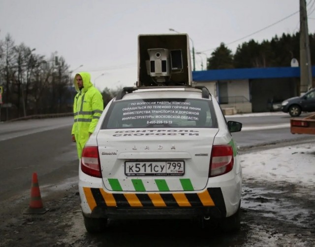 В Чувашии дальнобойщик заградил камеру автоконтроля, а затем и вовсе закидал камнями работников