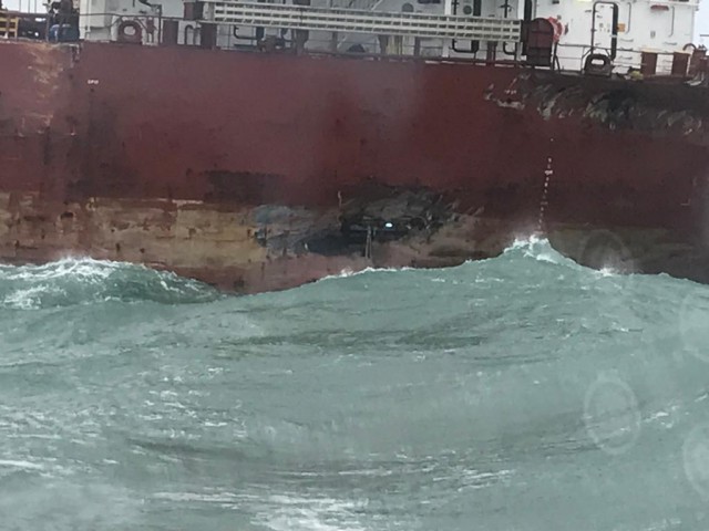 Во время шторма в Северном море с якоря сорвало сухогруз. Он врезался в танкер, а потом — в морскую электростанцию
