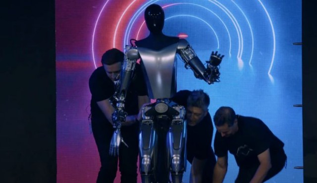 Илон Маск показал человекоподобного робота Tesla Optimus, который будет стоить $20 000