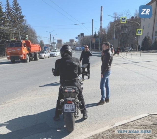 Мотоциклист-нарушитель жестко сшиб пешехода, а после бросил пострадавшую и скрылся