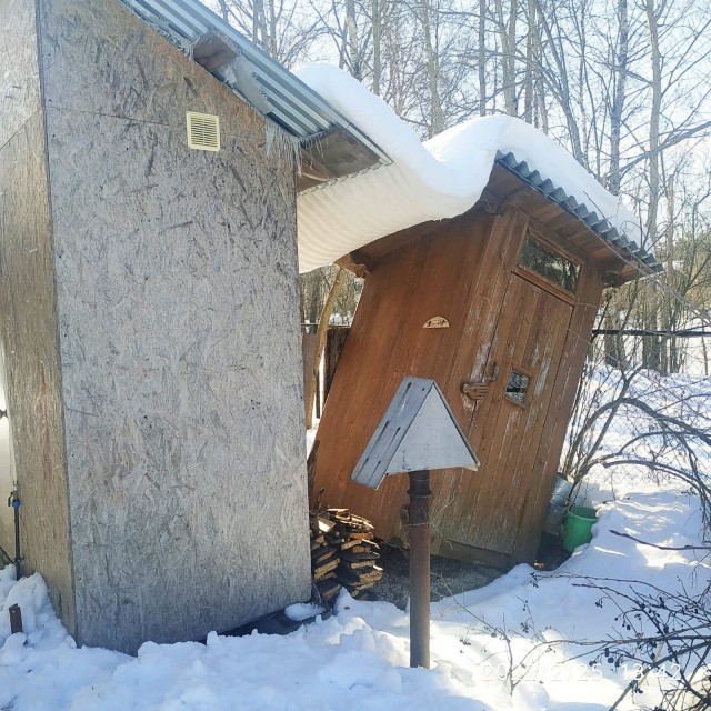 Фасад дома из самодельного планкена.