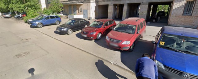 В Петербурге мужчина прыгнул на капот разворачивающейся на тротуаре Audi и получил год поселения