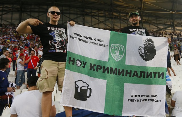 УЕФА открыл дисциплинарное дело против России, обвинив болельщиков в расизме